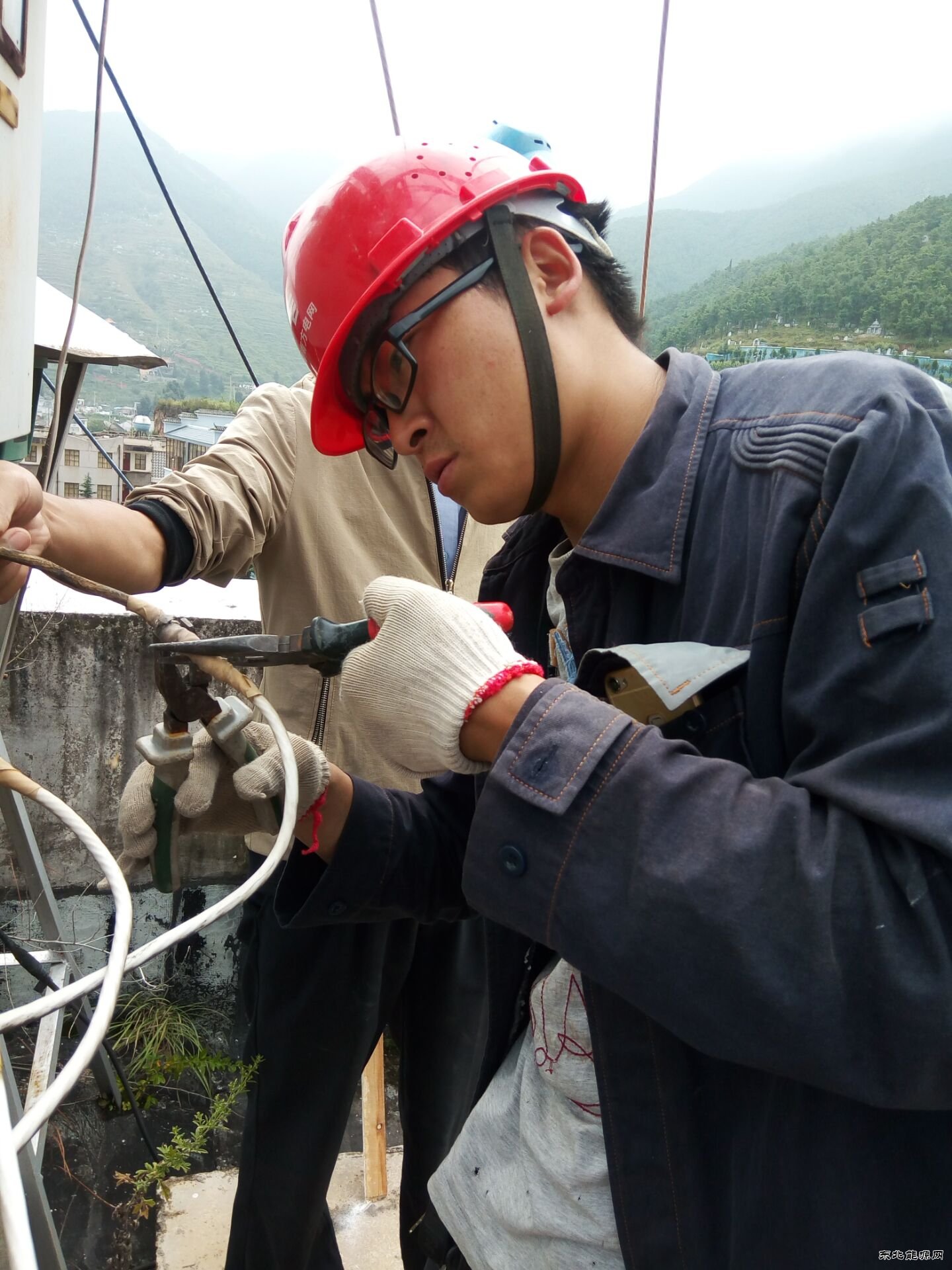 电力工人来了 会泽县人防系统正常运行了