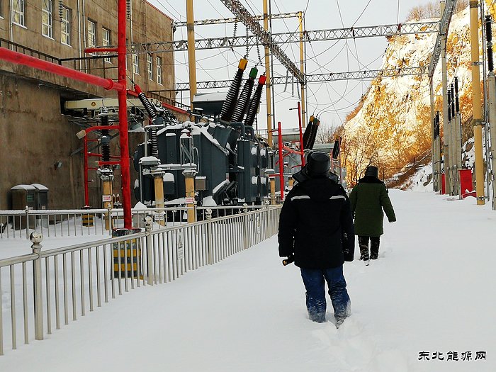 牡丹江水电总厂：雪过膝盖！员工24小时待命开展线路设备特巡