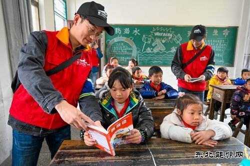 江西婺源：学雷锋情牵留守儿童
