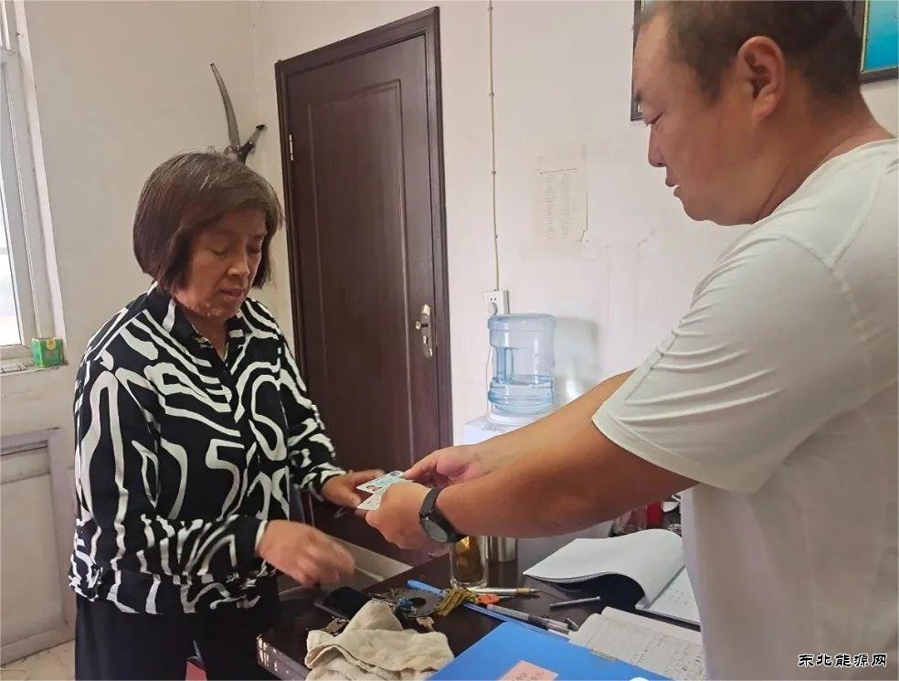 蒲白中心社区：拾金不昧暖人心  共产党员显担当