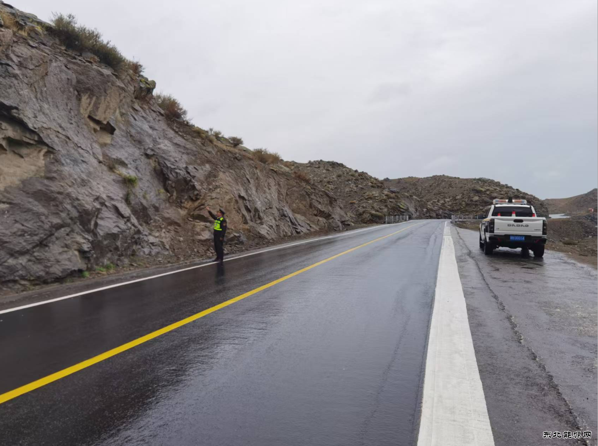 雨幕护航：青河执法大队坚守岗位保障道路通行安全