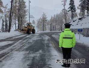 布尔津执法大队：风雪护航 S232线 联动除雪保通行