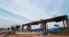 中铁二十一局集团：昌赣客专赣州段第二长桥将军塘特大桥中跨顺利