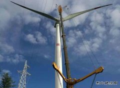 代县：一期首台风机吊装完成