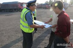 玛纳斯路政、交警联合宣传新规定