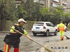 鞍山：顶冷风清扫 环卫裹塑料袋御寒（图）