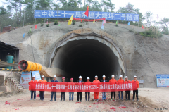 江西昌赣客专铁路大塘坪2号隧道提前10天贯通