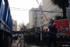 新集矿区：百盏路灯照亮小区居民心