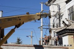 会泽公司金钟供电所全力以赴更换重过载变压器