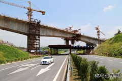 中铁二十一局：江西昌赣客专跨兴赣高速特大桥月底合龙全桥完工