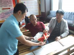 龙煤向阳矿团委送清凉、保安全