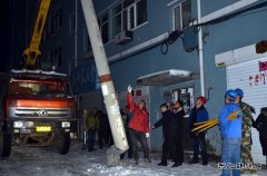 桦南供电公司：电杆遭遇“车祸” 供电员工连夜抢修复电