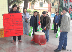 图片新闻：牛儿庄采矿公司工会为一线职工送奖品鼓干劲