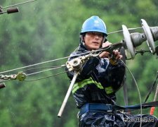 江西婺源：遭暴雨山体滑坡断电 电力工人冒雨深山抢修