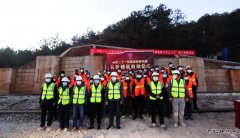 云南：丽香铁路正式启动无缝长钢轨铺设