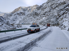 富蕴执法大队：积极应对强降雪天气 确保道路安全畅通