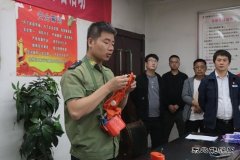 图片新闻：自救器佩戴培训