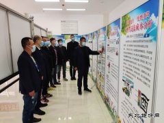 图片新闻：组织员工观看交通安全教育图片展
