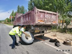 富蕴执法大队：我为群众办实事，热心帮助群众换轮胎