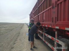富蕴执法大队：车辆轮胎冒烟，路政人员紧急处置消隐患