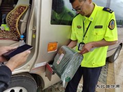 阿勒泰执法支队富蕴执法大队：加满服务“油”解游客车辆燃眉之急