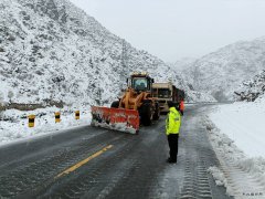 富蕴执法大队：初雪见真情 抗雪保交通