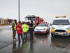 福海执法大队联合养护部门开展清雪除冰作业保障公路安全畅通