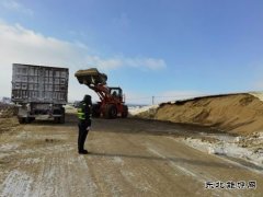 阿勒泰执法支队哈巴河执法大队：严寒中指挥交通，保障行车安全