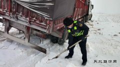 恰库尔图超限检测站：车辆被困雪中 执法人员全力救援