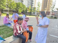 白水马南联合党委：义诊进社区  情暖居民心