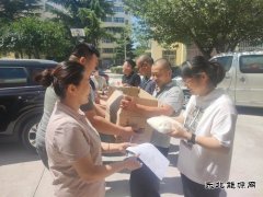 蒲白中心社区：酷暑送清凉 情暖职工心