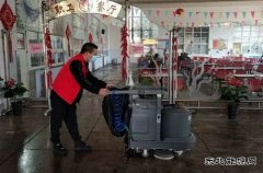 图片新闻：红马甲志愿行动在清洁职工餐厅环境卫生