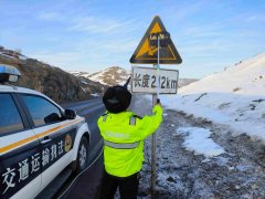 阿勒泰执法支队青河执法大队：清洗公路标志，靓化路容路貌