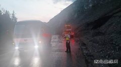 哈巴河执法大队：山体滑坡道路受阻，快速抢险保畅通
