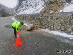 阿勒泰执法支队哈巴河执法大队：联合巡查 除雪保畅