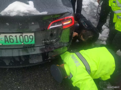 富蕴执法大队：雨雪天执法人员帮助受困旅客排忧解难