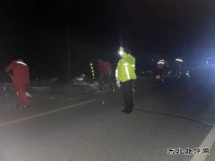 哈巴河执法大队：夜间清理路面散落物，保障群众出行安全