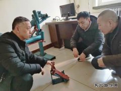 薛大师自研制“可调节式胶带输送机纠偏器”护航运输安全