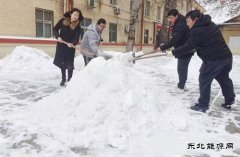 图片新闻：清除积雪保通行