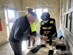 哈巴河执法大队：积极开展路警联合治超，确保公路安全