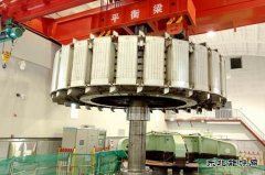 国网黑龙江水电总厂：镜泊湖发电厂4号机组改造工程转子顺利吊出