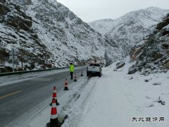 富蕴执法大队：游客车辆陷入雪窝 交通执法暖心救助