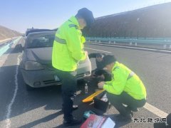 富蕴执法大队：高速路上暖心救援，解车主燃眉之急