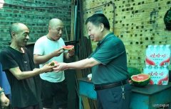 峰峰集团牛儿庄采矿公司：送防暑降温服到岗位