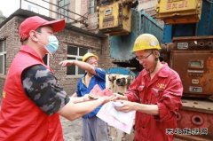 送西瓜、送防暑降温服，送清凉关爱到一线