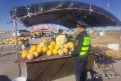 哈巴河执法大队：清理摆摊设点 护航公路安全