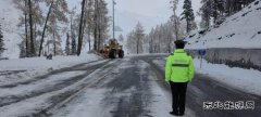 布尔津执法大队：风雪护航 S232线 联动除雪保通行