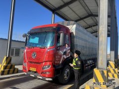 阿勒泰执法支队富蕴执法大队：联合夜查显威力 重拳治超保畅通